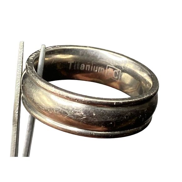 Set of two mens rings one sterling silver 925with wheat pattern one titanium mar - Picture 4 of 8